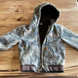 Carhartt kids size small (7-8) Mossy Oak Camo quilt lined coat.